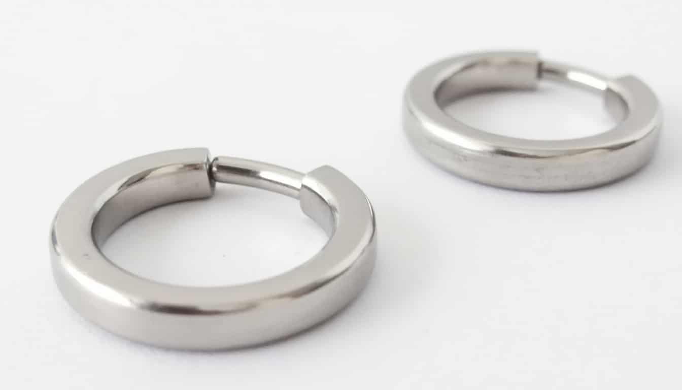 découvrez quel matériau privilégier pour un piercing d’oreille sans risque d’allergie : or ou titane ? conseils pour choisir le bijou idéal et protéger votre peau sensible.