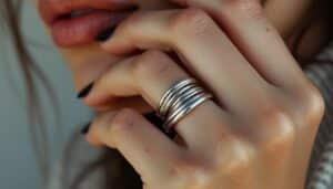 découvrez les anneaux fins superposés, la tendance minimaliste incontournable de 2025 qui apporte élégance et modernité à votre style.