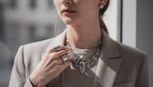 découvrez comment associer des bijoux en argent vintage à une tenue moderne pour un style unique et élégant. conseils mode pour sublimer votre look avec des accessoires authentiques.