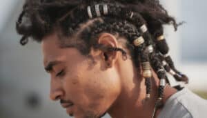 découvrez comment choisir les bijoux de cheveux parfaits pour sublimer les tresses afro des hommes et mettre en valeur votre style unique avec élégance.