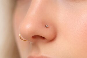 découvrez nos estimations de prix pour un piercing au nez, que ce soit avec un anneau ou une tige, et choisissez la meilleure option selon votre style et budget.