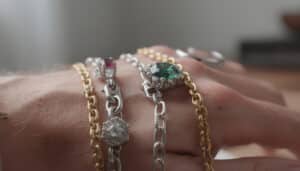 découvrez les signes essentiels pour détecter les bijoux contrefaits et éviter les mauvaises surprises lors de vos achats.