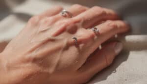 découvrez comment reconnaître facilement les bijoux hypoallergéniques pour protéger votre peau des allergies tout en restant élégant.