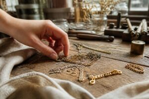 découvrez comment transformer vos chaînes cassées en bijoux recyclés uniques et éco-responsables pour leur offrir une seconde vie élégante et durable.