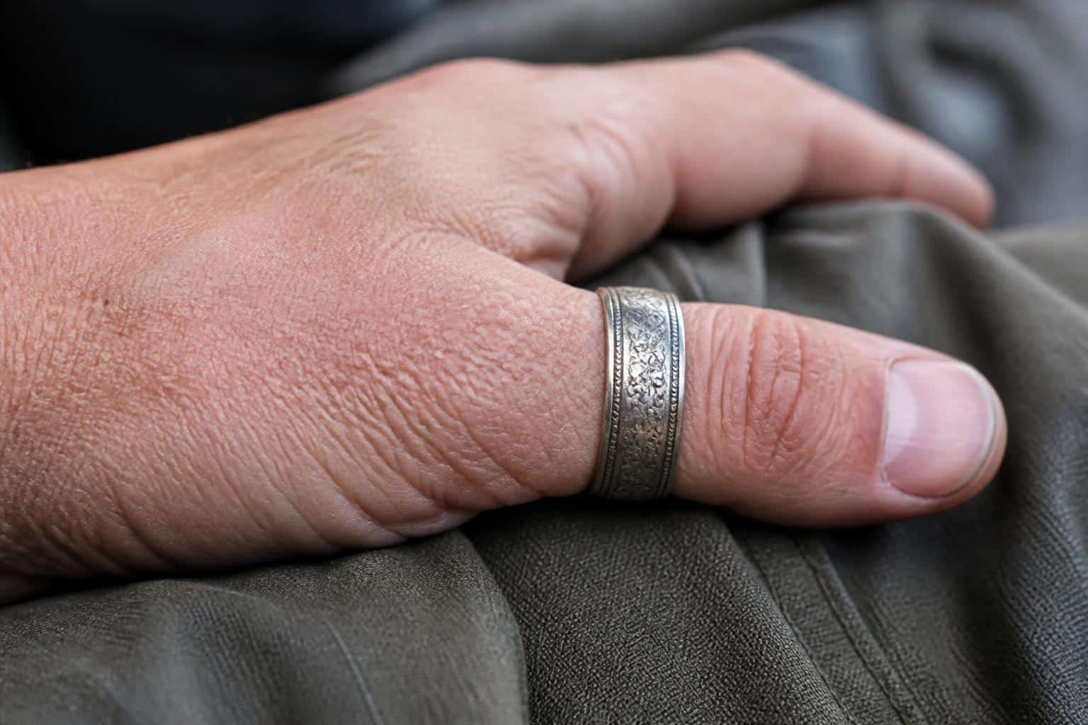 découvrez la signification historique et culturelle de la bague au pouce, entre tradition oubliée et tendance actuelle, pour mieux comprendre ce bijou original.