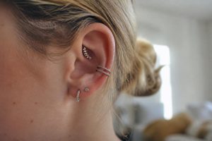 découvrez comment choisir des piercings anti helix bijoux pour exprimer un style unique et personnalisé. guide complet pour allier tendance et originalité.
