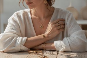 explorez les dernières tendances modernes des bijoux à l'œil d'horus, symbole de protection et de mystère, alliant tradition et design contemporain.