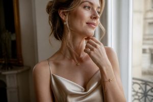 découvrez comment choisir les bijoux parfaits pour accompagner une robe en satin et sublimer votre style avec élégance et raffinement.